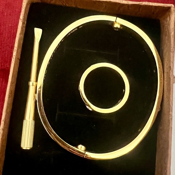 👑✅PRICE FIRM✅ Beautiful 18K yellow gold plated “LOVE bracelet” with CZ diamonds - Picture 5 of 17